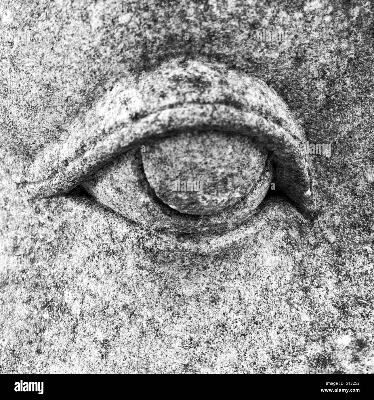 Close-up d'un œil en pierre sculptée. Banque D'Images