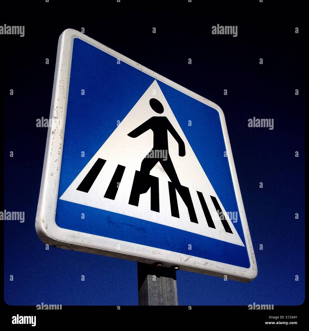 Zebra crossing signpost, Mora la Nova, Catalogne, Espagne. - Image de stock capturée avec un smartphone