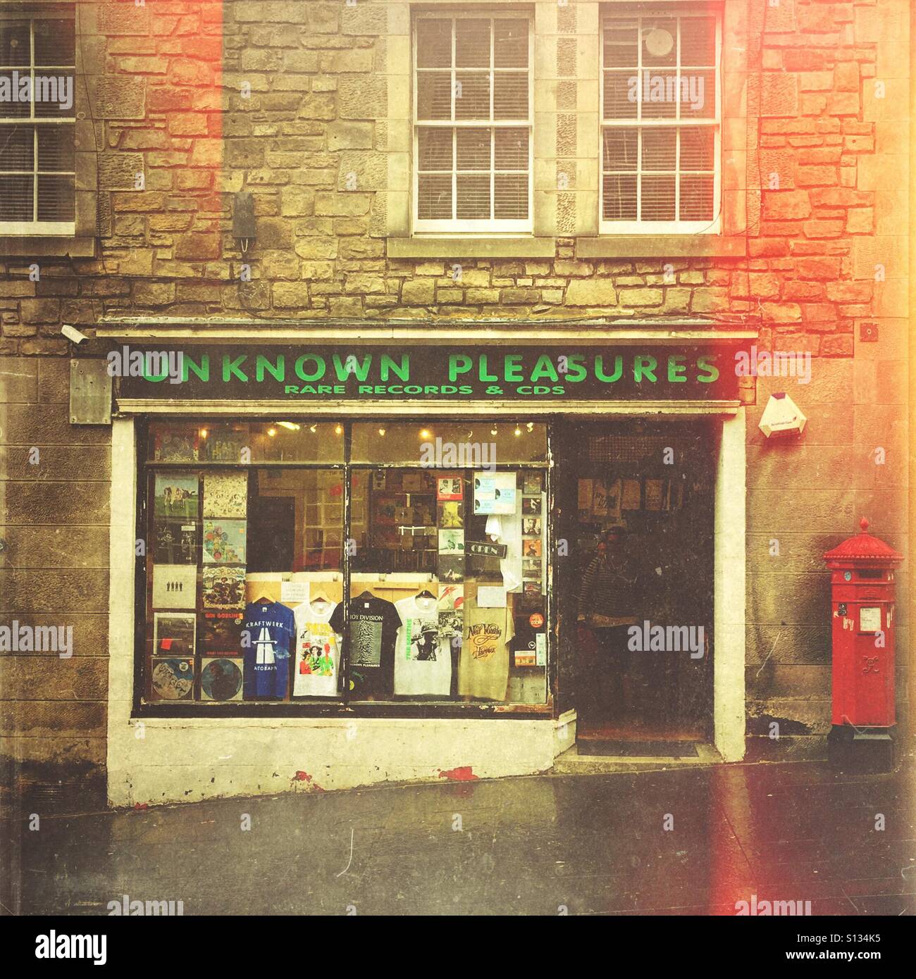 Extérieur de l'ancien magasin de disques Unknown Pleasures sur Canongate, Édimbourg, un magasin de vinyle indépendant emblématique qui a fermé en raison de COVID-19. Banque D'Images