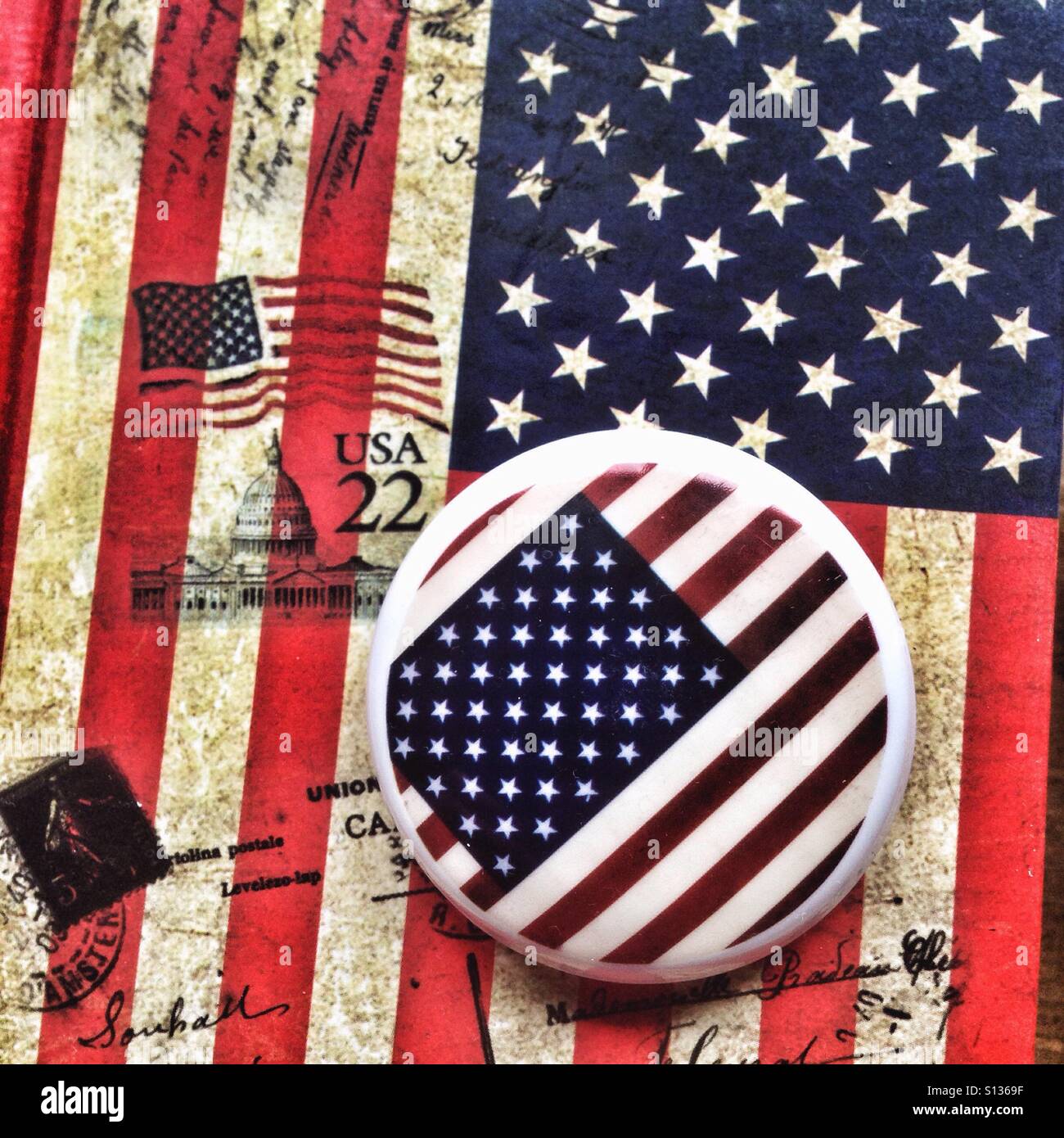 Un aimant frigo et le couvercle d'un ordinateur portable montrant le drapeau américain, stars and stripes - Image de stock capturée avec un smartphone
