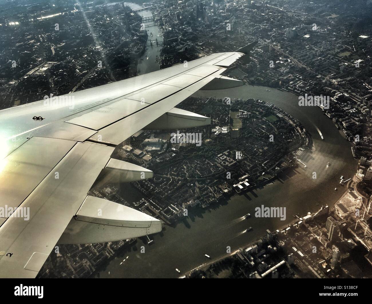Vue depuis les airs dans un avion au-dessus de Londres et de la Tamise Banque D'Images