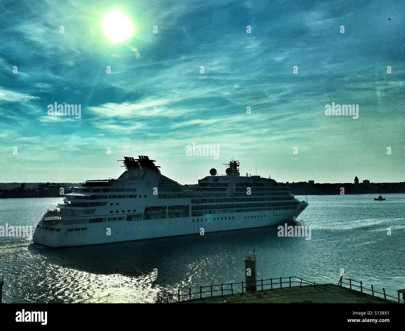 Bateau de croisière naviguant depuis Liverpool - Image de stock capturée avec un smartphone