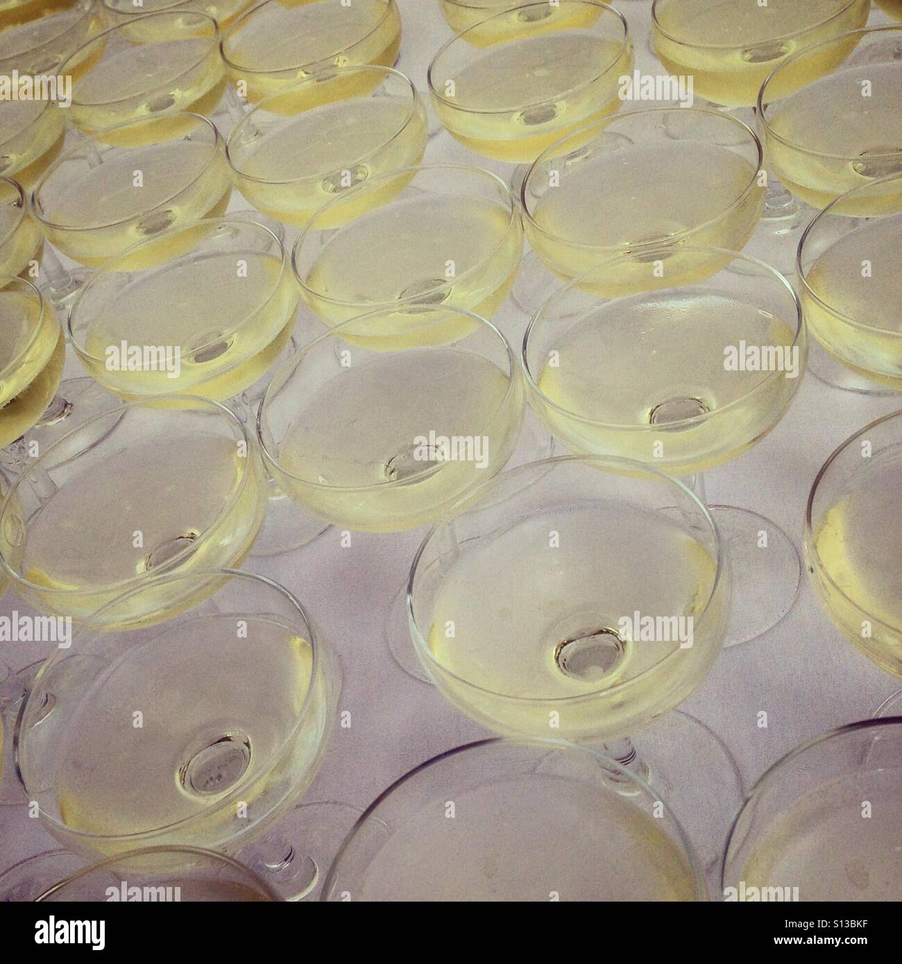 Verres de champagne versés et attendant de célébrer. Photo de téléphone portable avec un post-traitement de téléphone ou de tablette. - Image de stock capturée avec un smartphone