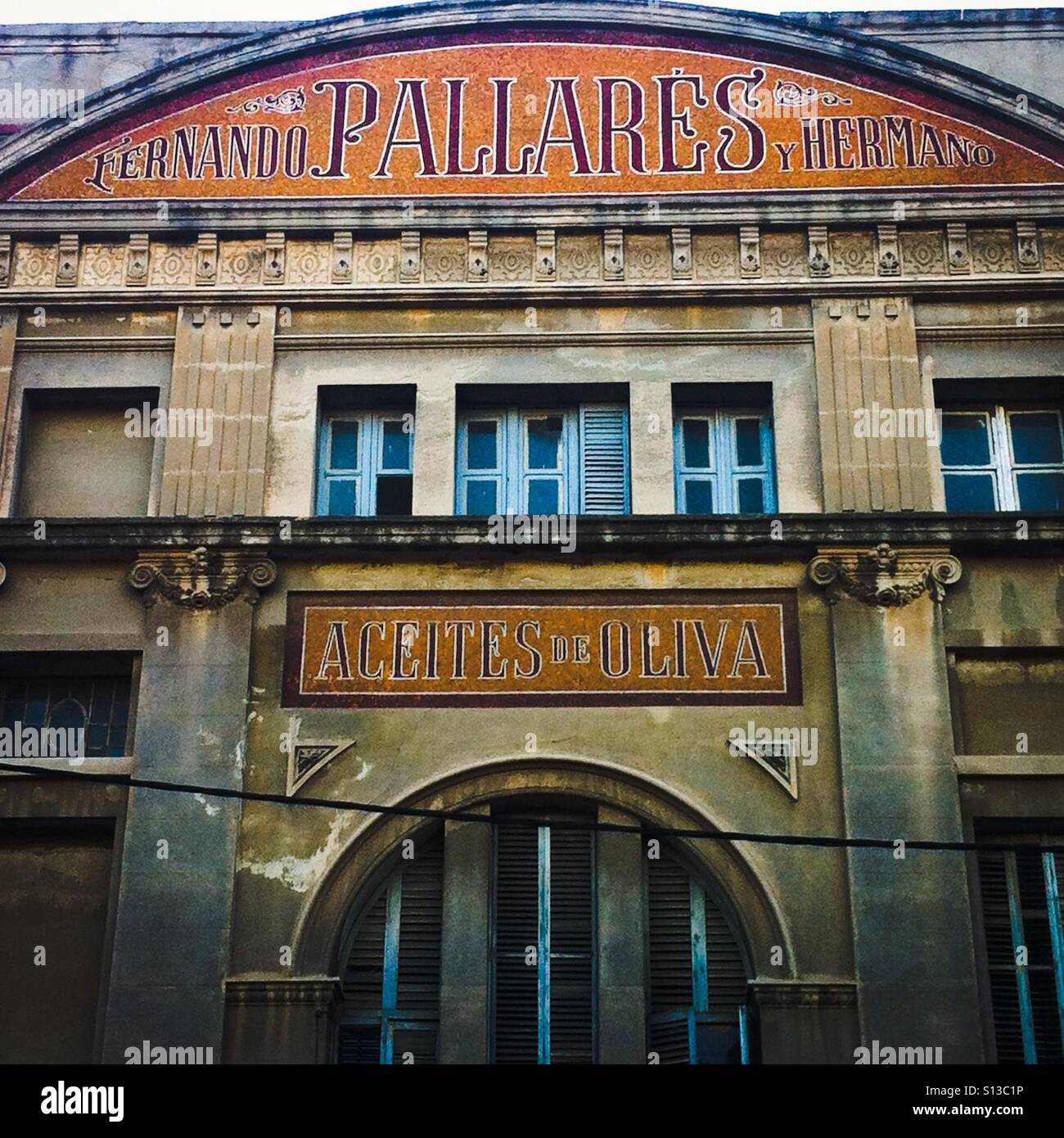 Vieille façade dans le quartier Poblenou de Barcelone. Banque D'Images