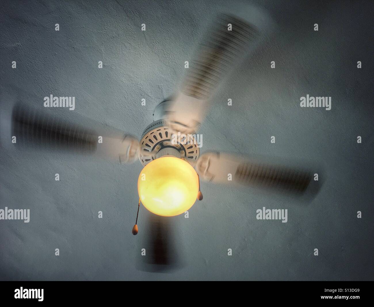 Ventilateur de plafond et la lumière, en cours d'utilisation - Image de stock capturée avec un smartphone