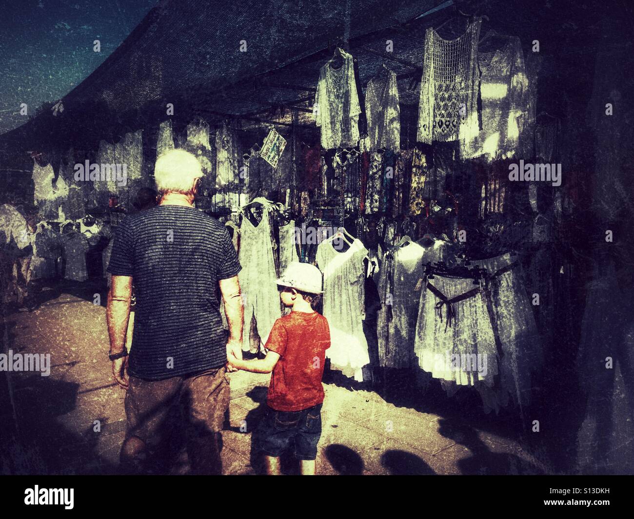 Père et fils au marché du jeudi, Javea, Alicante, Espagne - Image de stock capturée avec un smartphone