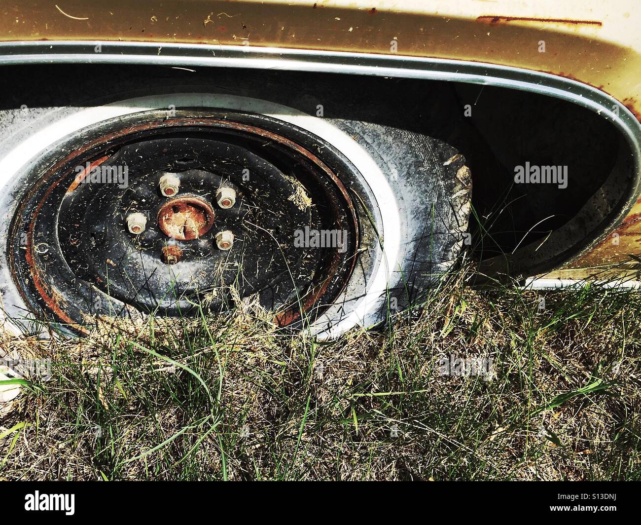 Pneu à plat sur une voiture abandonnée - Image de stock capturée avec un smartphone