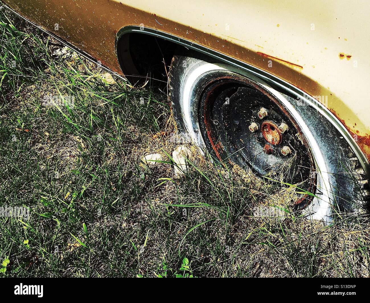 Pneu à plat sur une voiture abandonnée - Image de stock capturée avec un smartphone