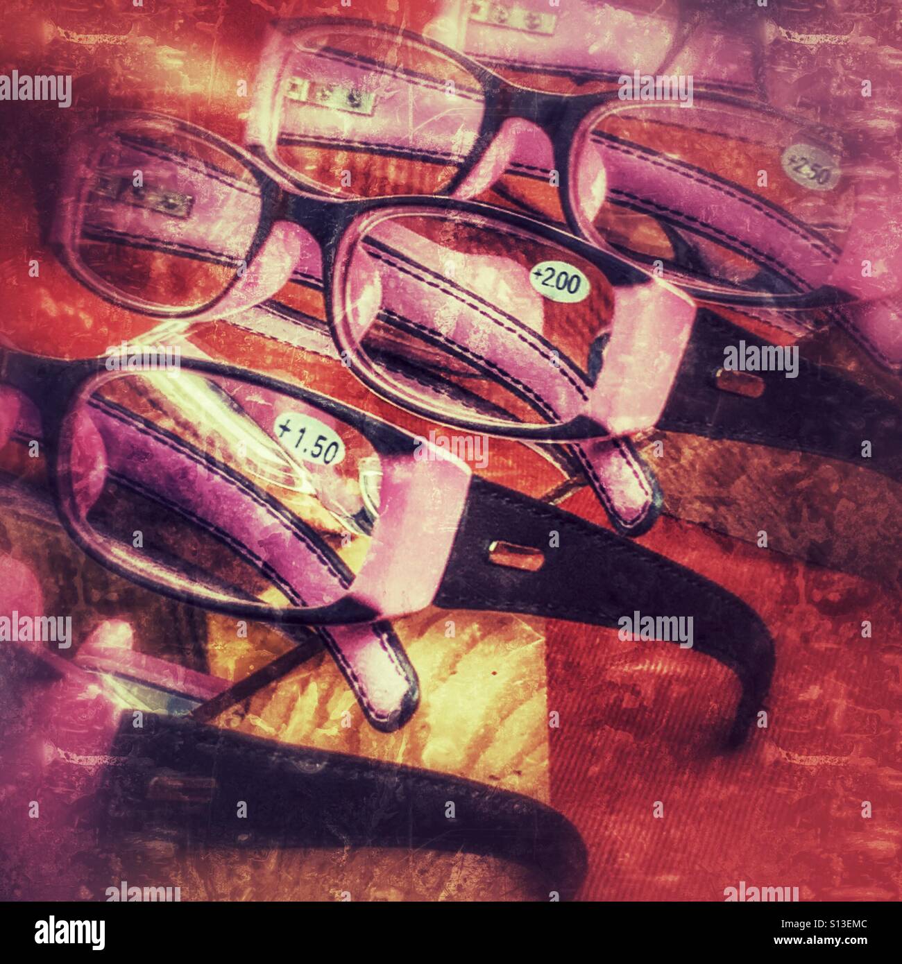 Verres sur une échoppe de marché Banque D'Images