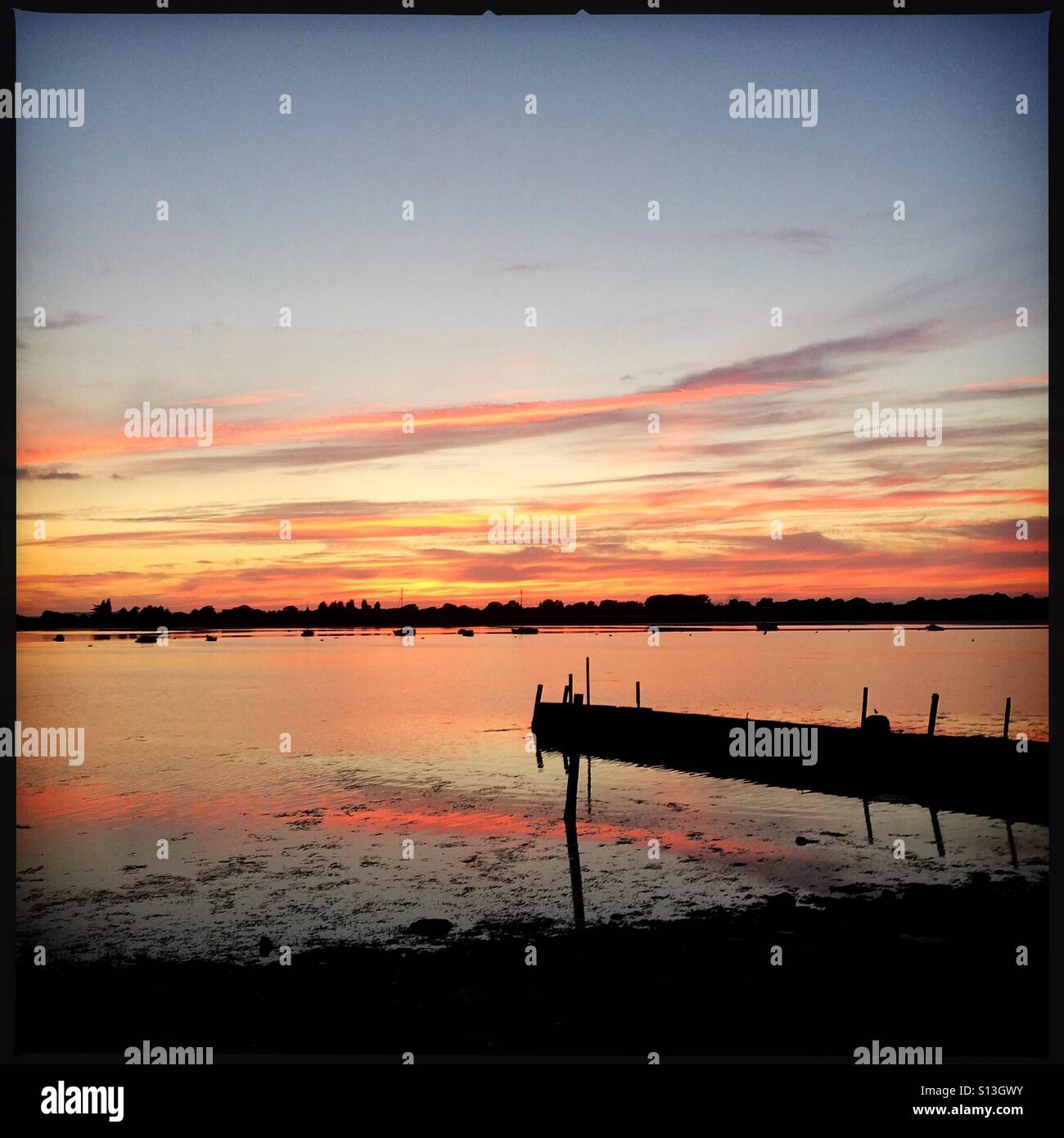 Chichester Harbour coucher du soleil vu de la rive à Bosham - Image de stock capturée avec un smartphone