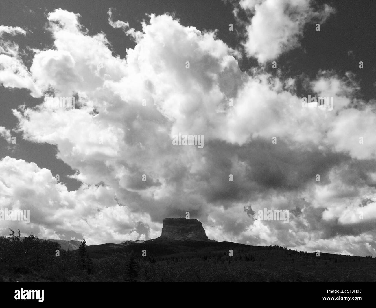 Les nuages se forment derrière la montagne en chef dans le Montana. Cette montagne se trouve sur le côté est du parc national des Glaciers, près de la réserve indienne des Pieds-Noirs. Banque D'Images