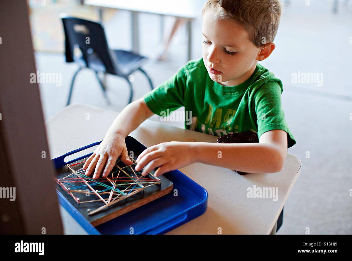 Garçon travaillant sur à l'école de projet Banque D'Images