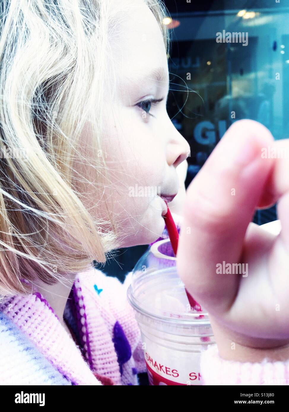 Boire un milk-shake Banque D'Images