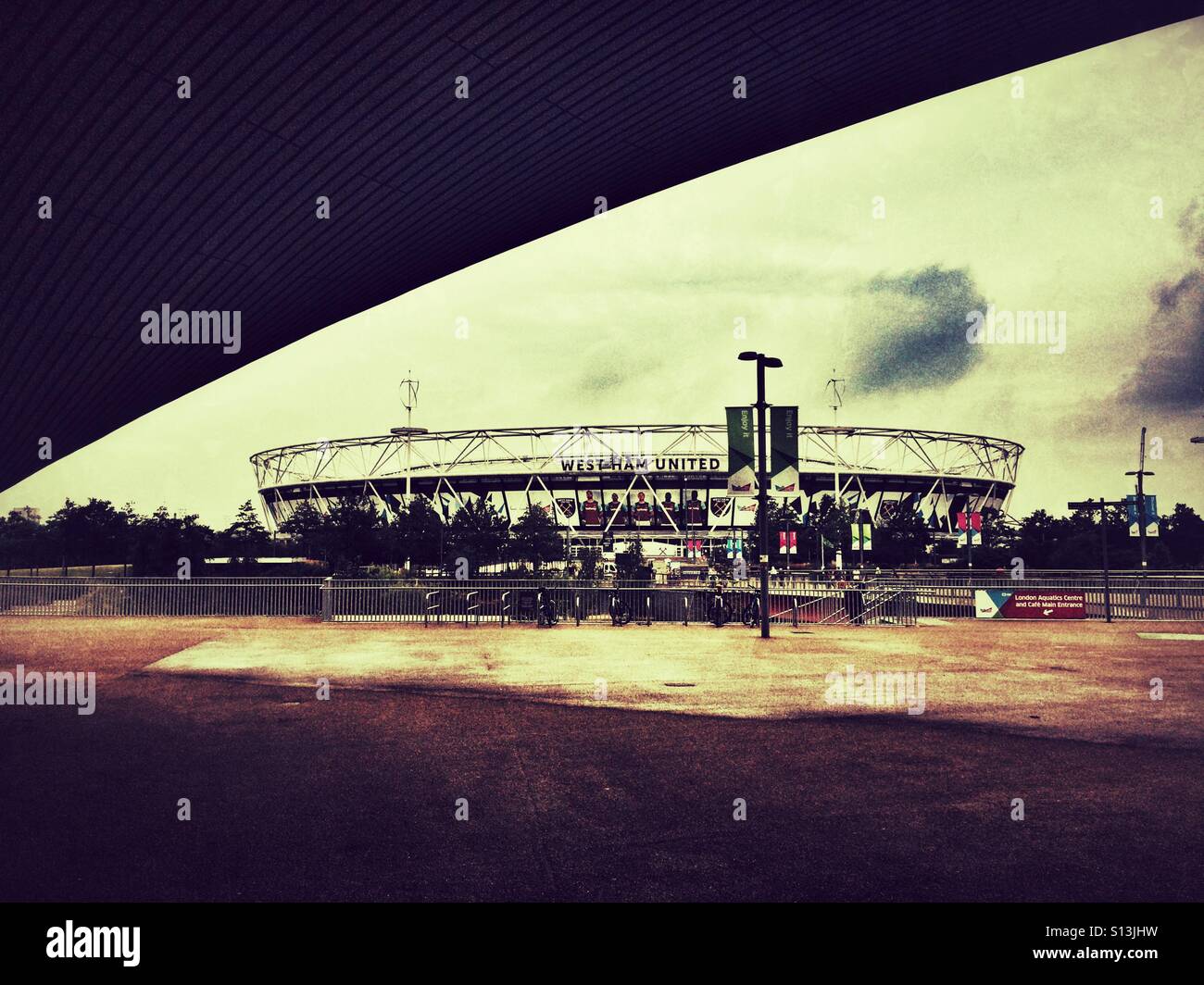 West Ham United stadium photographié à partir de l'aquatics centre de Londres, le parc Queen Elizabeth, Stratford, London, Angleterre, Royaume-Uni. - Image de stock capturée avec un smartphone