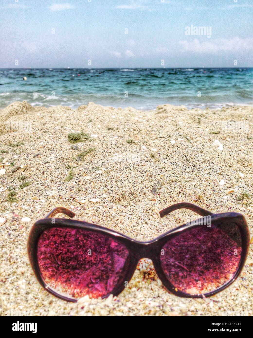 Lunettes de soleil sur la plage de sable - Image de stock capturée avec un smartphone