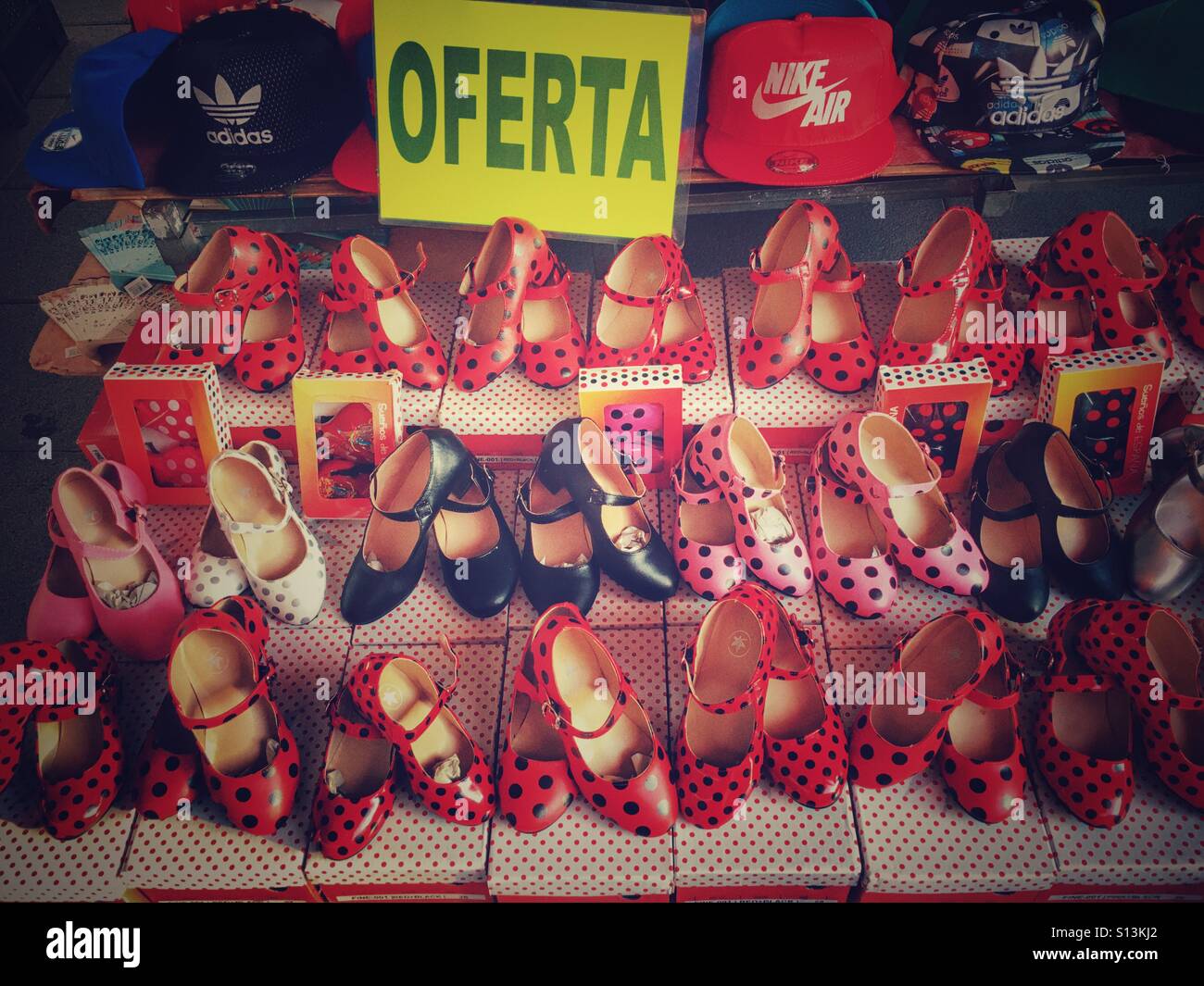 Chaussures Flamenco et bouchons de marque sur un marché espagnol, wc séparés. Banque D'Images