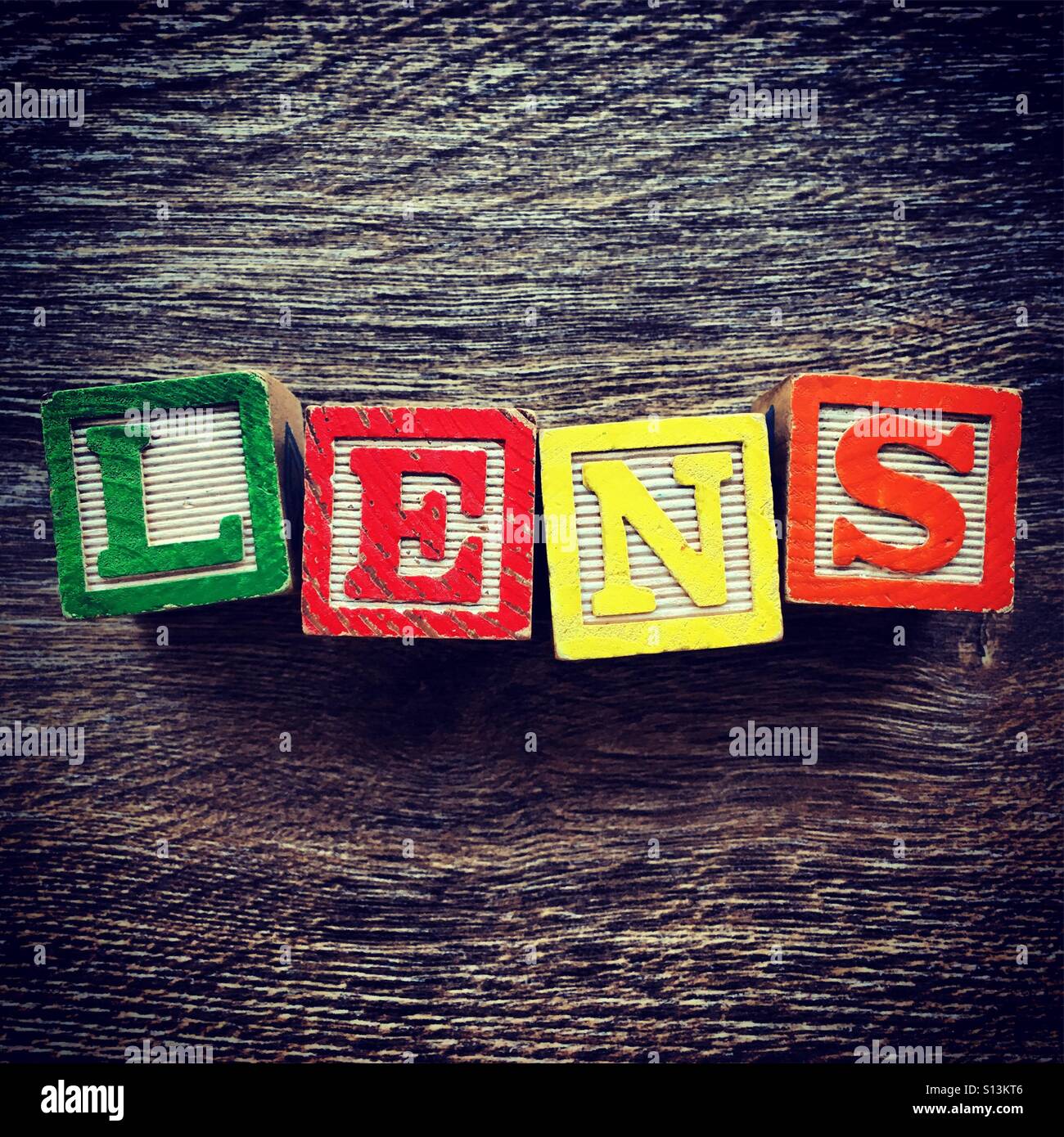 LENS mot écrit avec une cale en bois lettre toys - Image de stock capturée avec un smartphone
