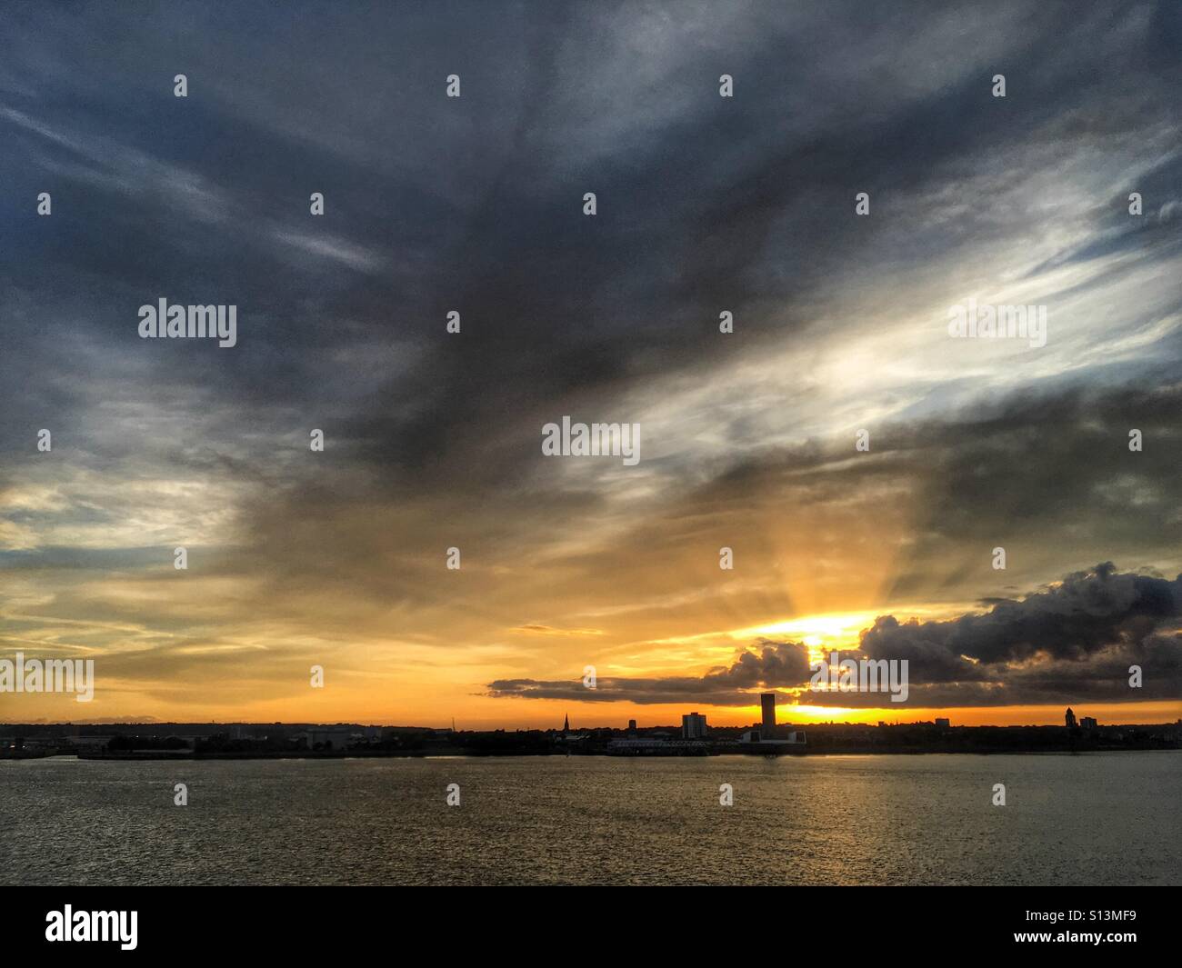 Coucher du soleil sur la rivière Mersey - Image de stock capturée avec un smartphone