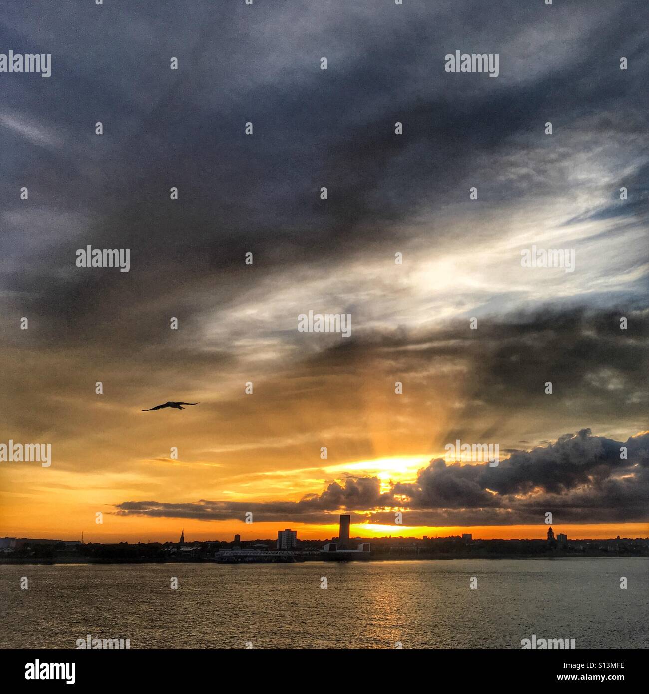 Coucher du soleil sur la rivière Mersey - Image de stock capturée avec un smartphone