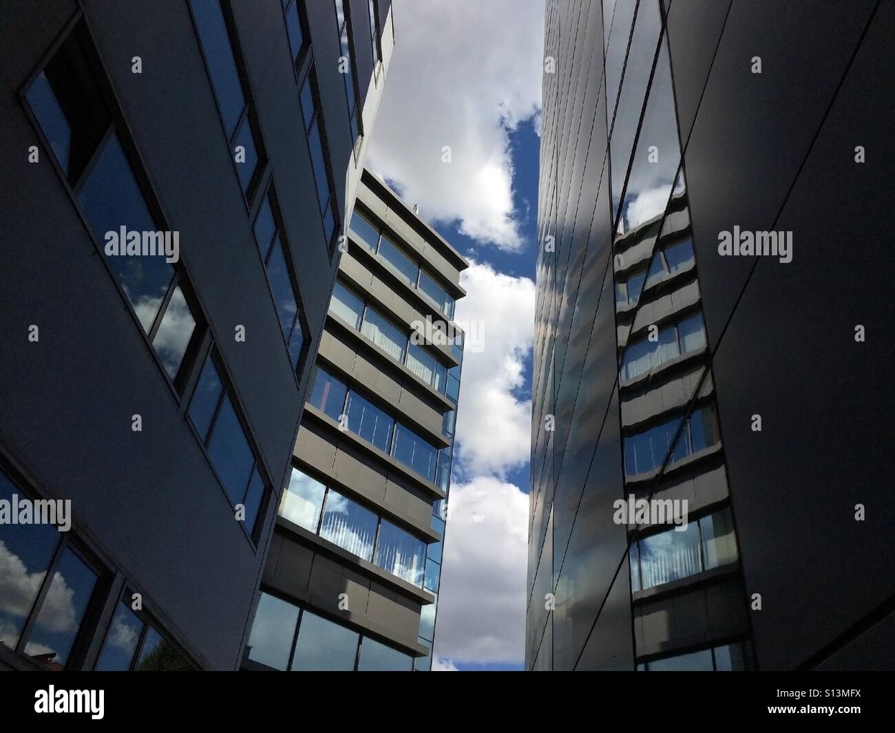 Ciel et la réflexion des nuages sur Modern building - Image de stock capturée avec un smartphone