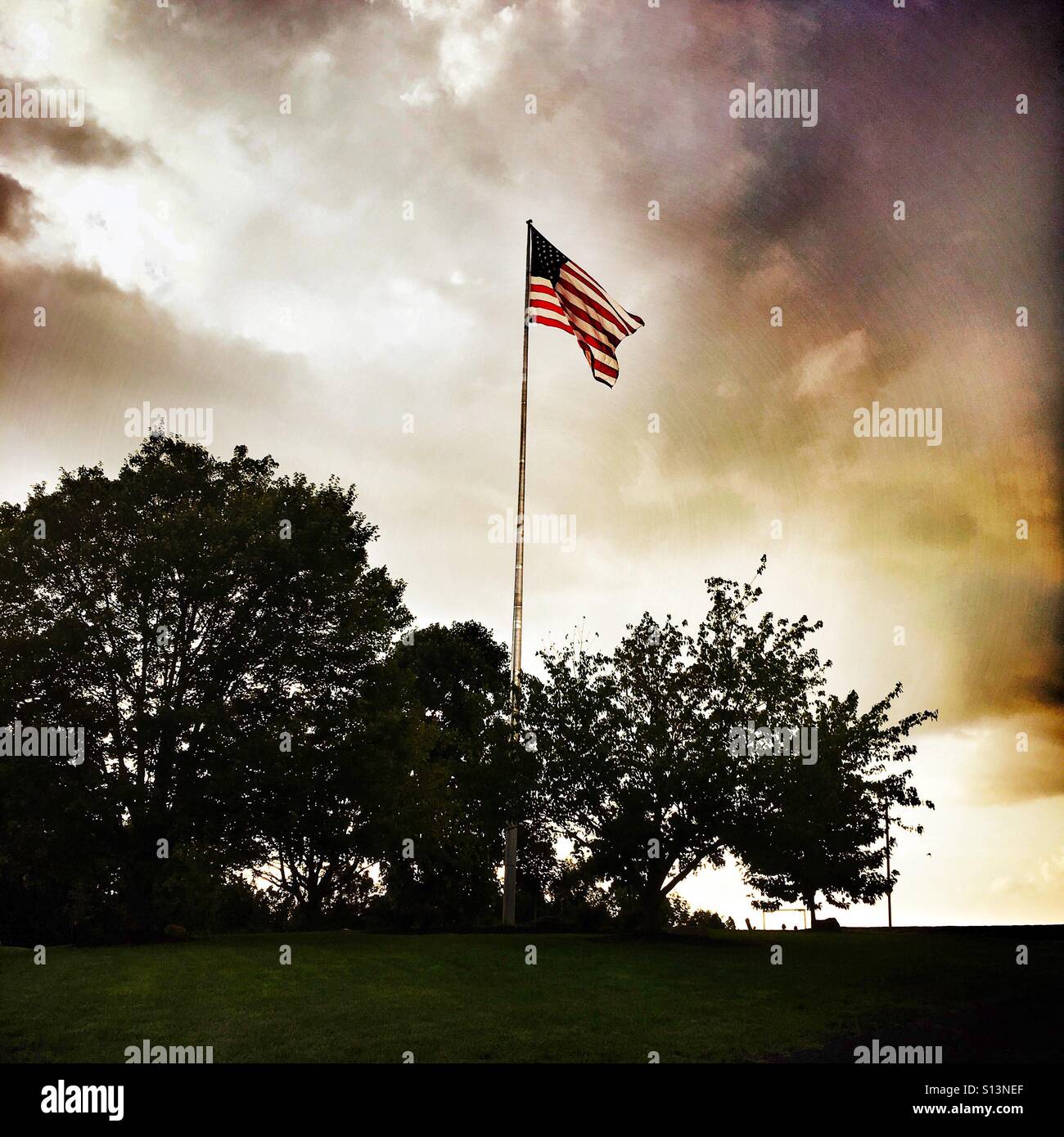 Le drapeau Américain au coucher du soleil. - Image de stock capturée avec un smartphone