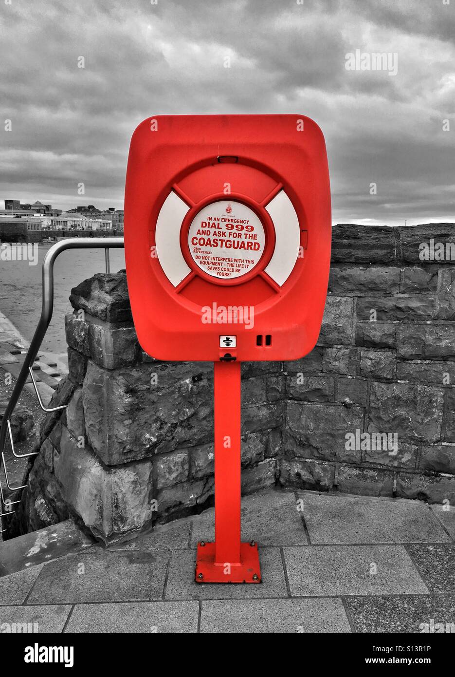 Titulaire d'une bouée portant le message 'EN CAS D'URGENCE COMPOSEZ LE 999 ET DEMANDEZ Le service de garde-côtes européen' à Weston-super-Mare, UK Banque D'Images