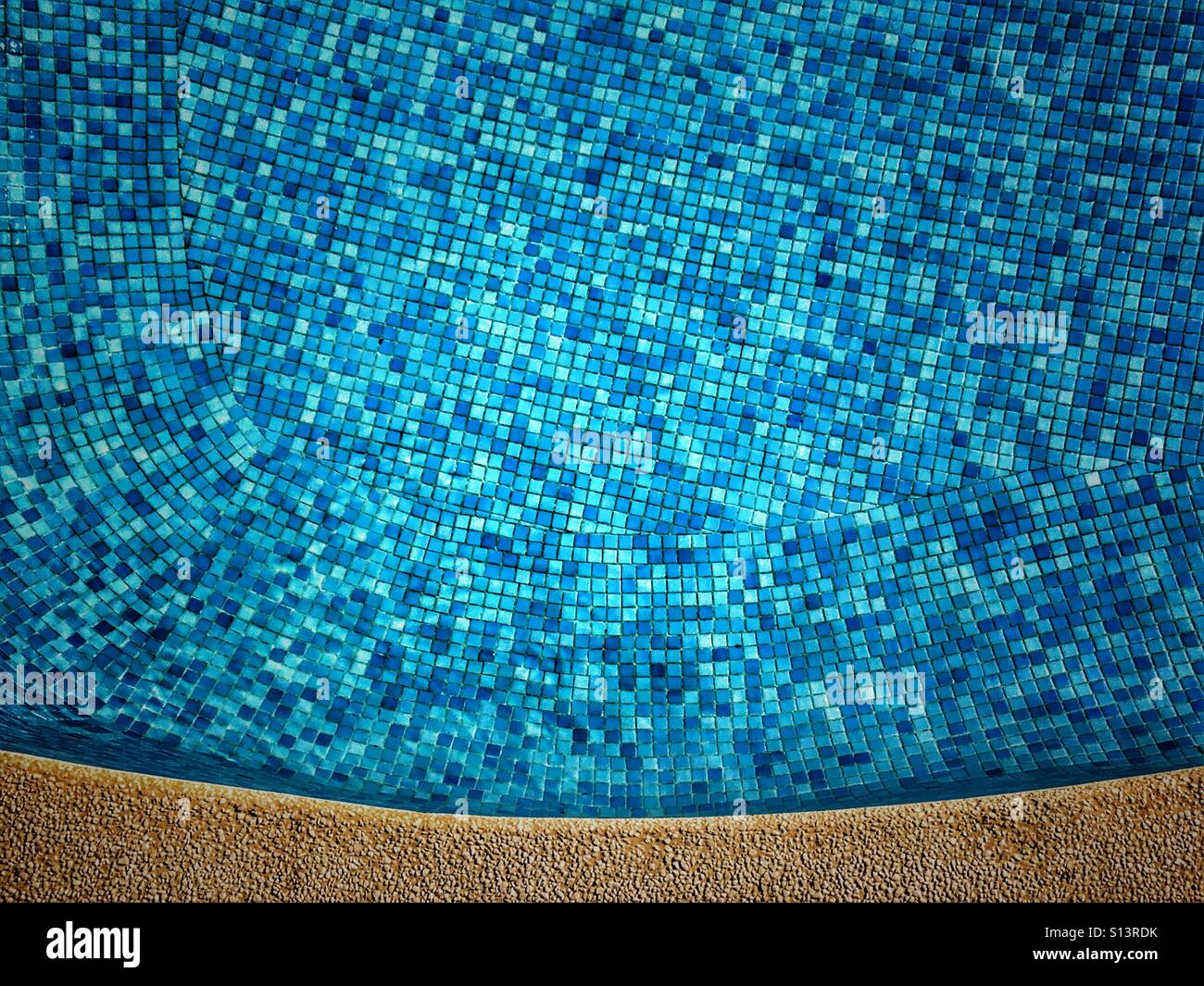 À la recherche vers le bas dans une piscine, avec toujours, l'eau calme. - Image de stock capturée avec un smartphone