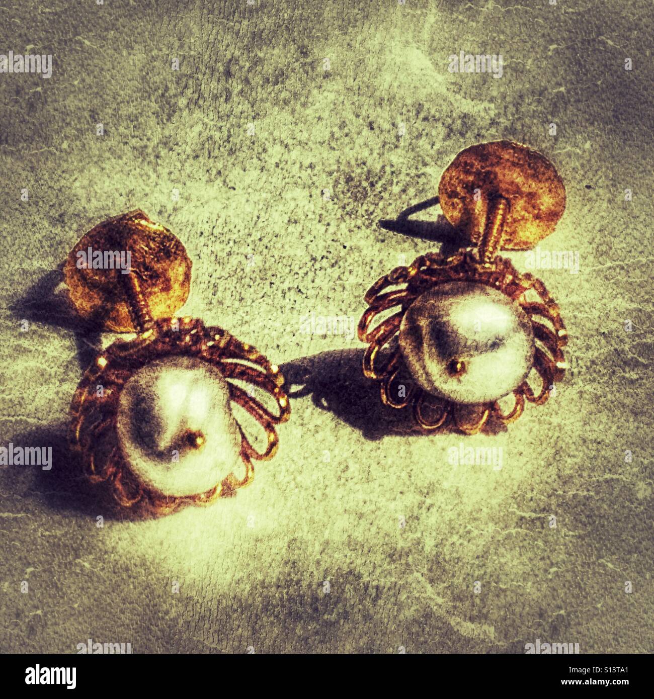 D'oreilles en or, serti de perles de semence - Image de stock capturée avec un smartphone