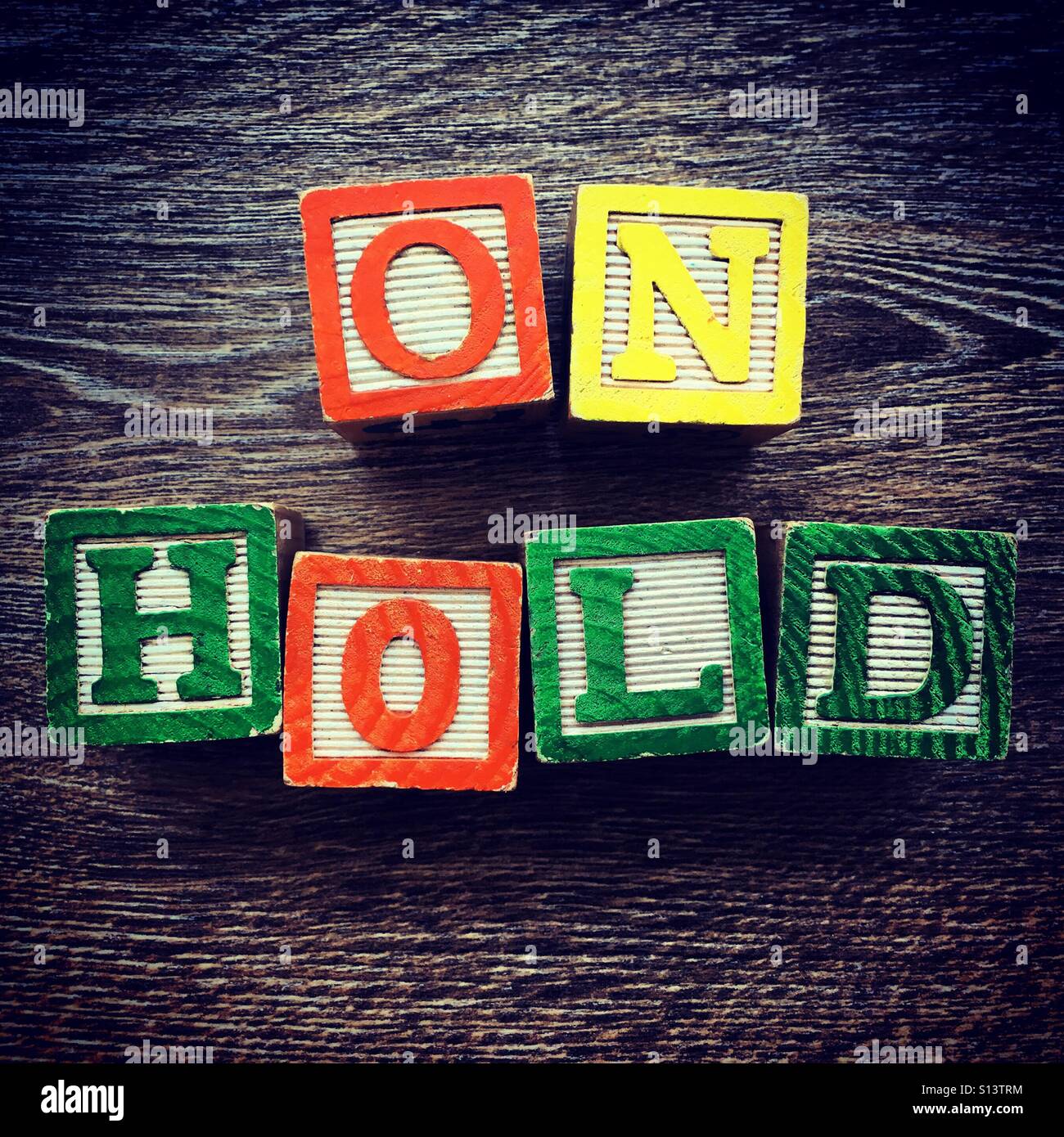 En attente mot écrit avec une cale en bois lettre toys Banque D'Images