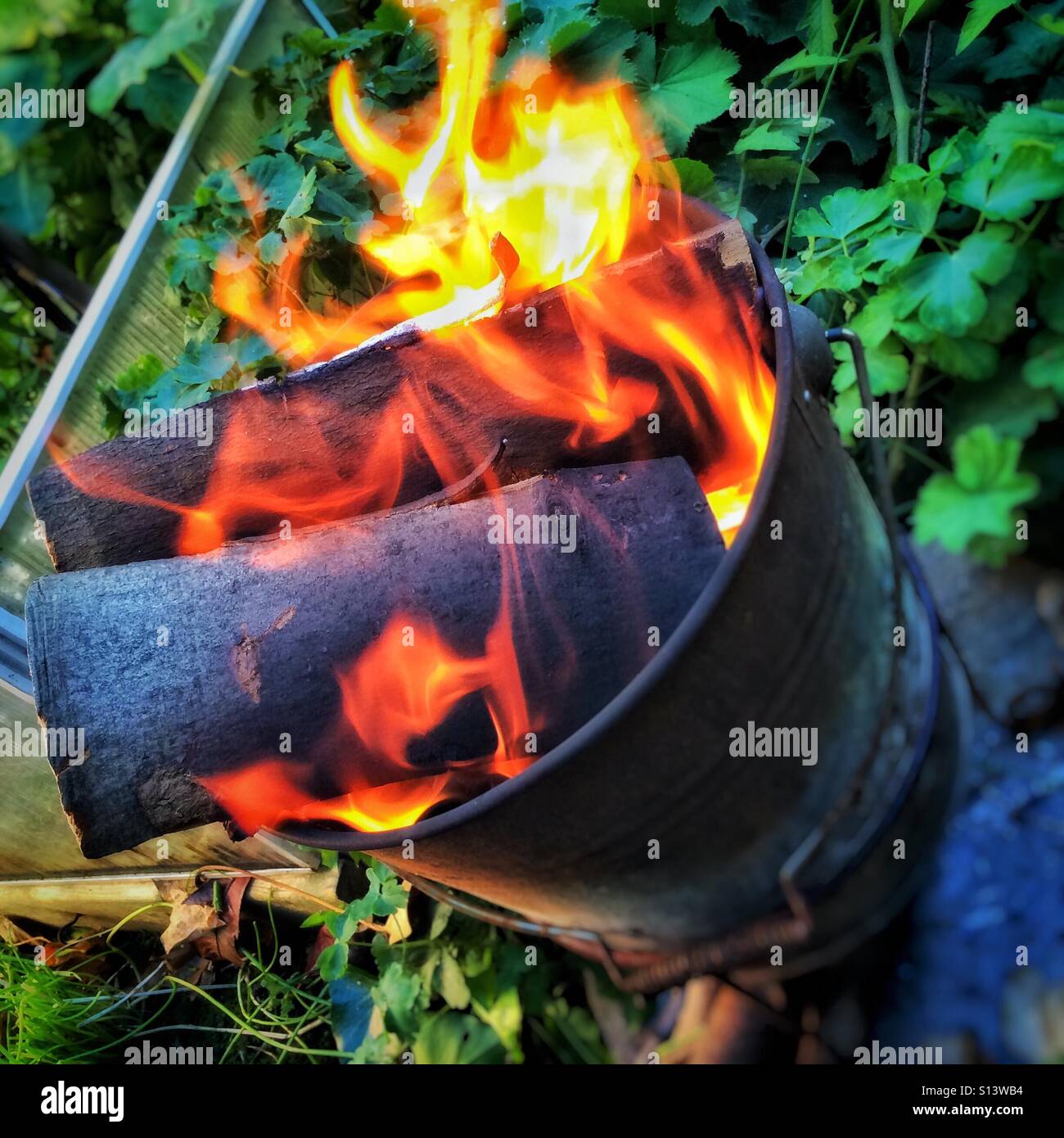 La combustion de bois dans l'air extérieur fire bucket Banque D'Images