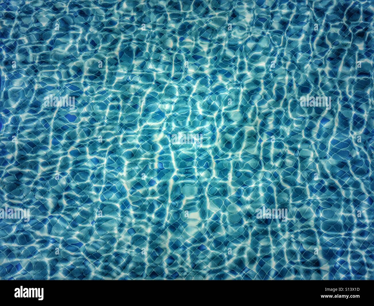 Réfraction de la lumière dans l'eau des piscines - Image de stock capturée avec un smartphone