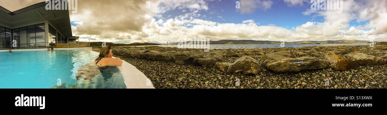 Femme dans la piscine à débordement à Portavadie Spa, sur les rives du Loch Fyne, Ecosse - Image de stock capturée avec un smartphone