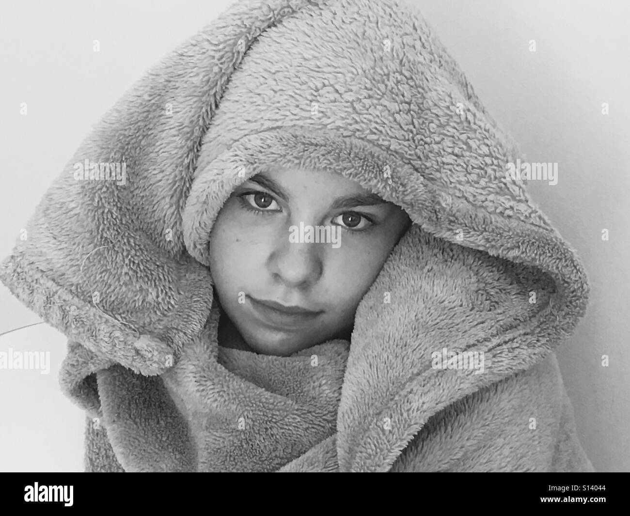 Enfant triste avec doudou Banque d images noir et blanc Alamy