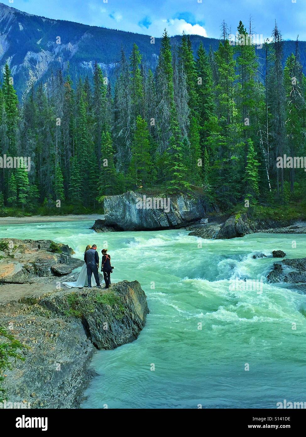 Mariée et le marié avec le photographe à la rivière Kicking Horse - Image de stock capturée avec un smartphone