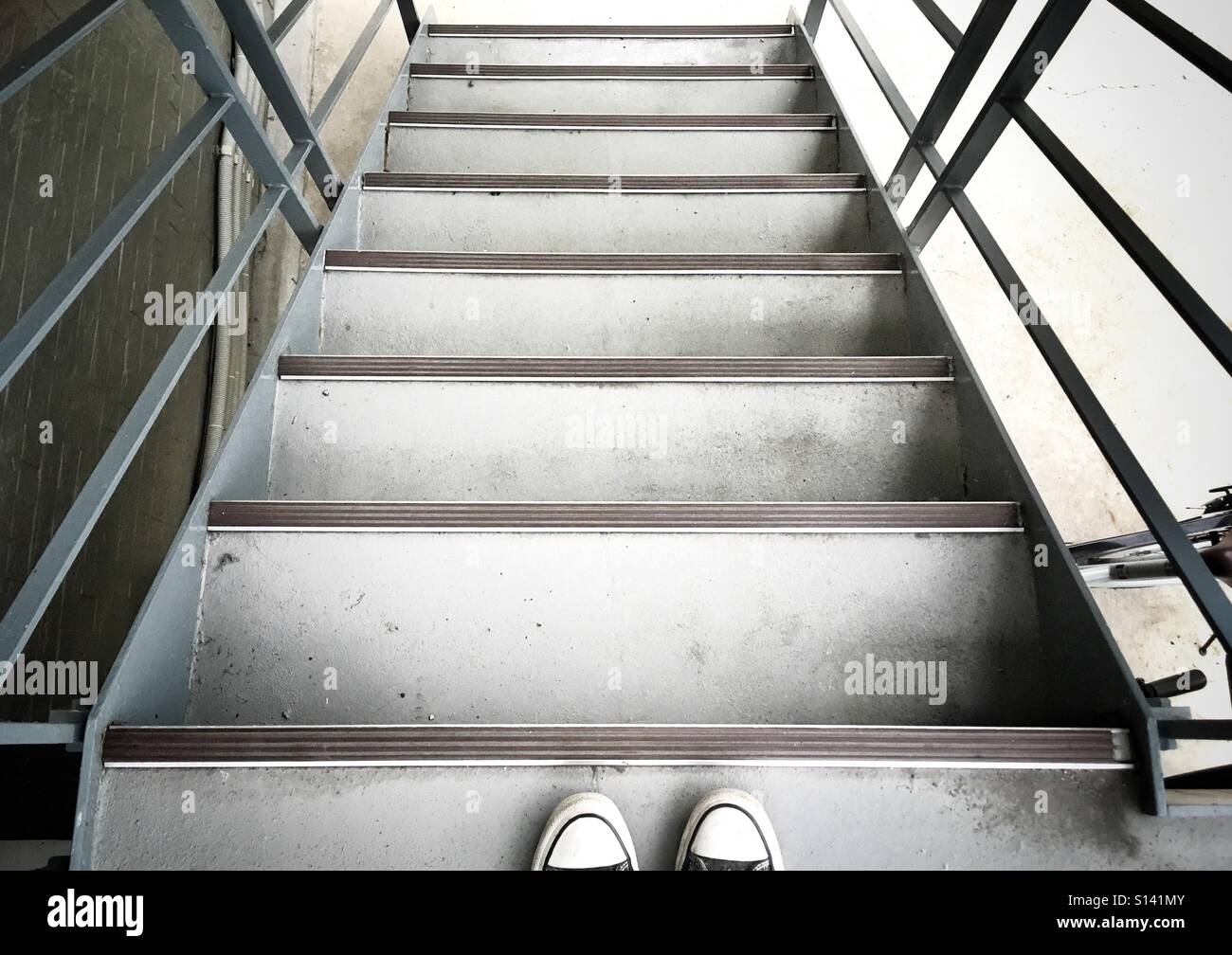 Tomber dans les escaliers Banque de photographies et d’images à