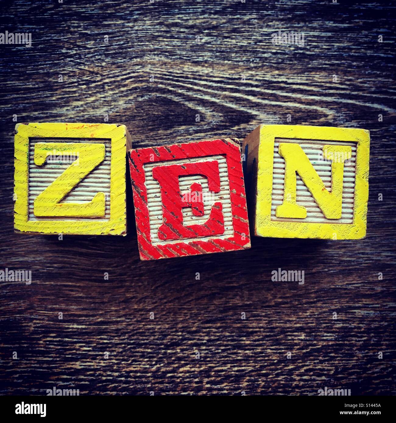 Mot ZEN lettre écrite avec une cale en bois jouets Banque D'Images