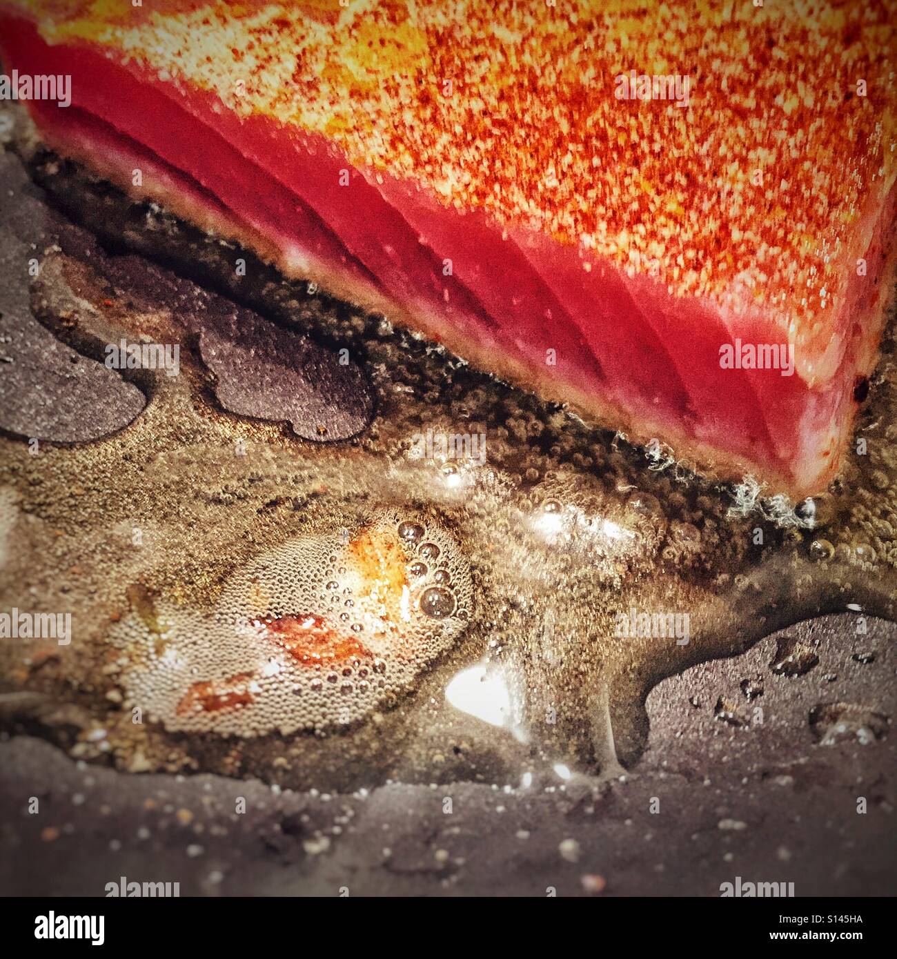 La cuisson du thon rouge sur l'huile de noix de coco aux épices - Image de stock capturée avec un smartphone