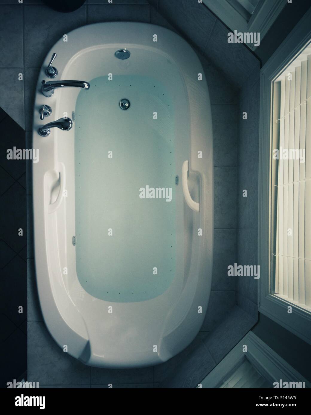 Une vue de dessus d'une baignoire avec de l'eau Photo Stock - Alamy