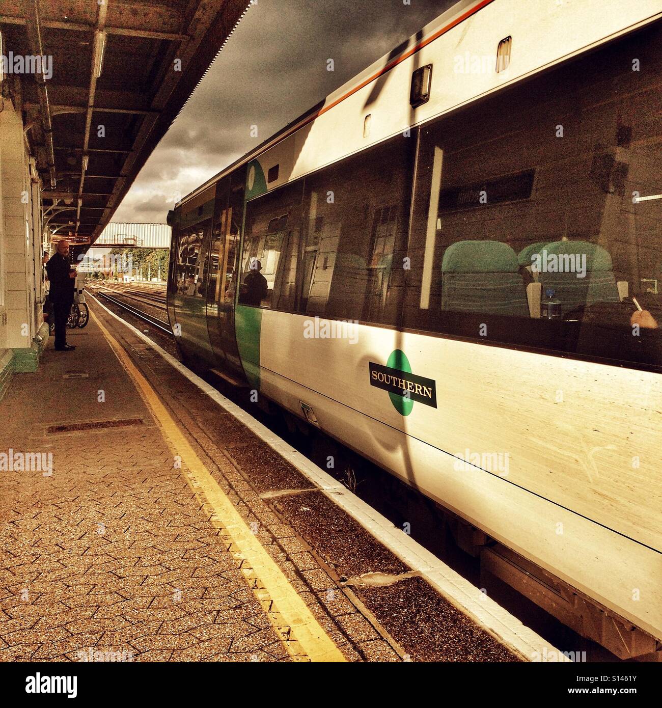 Un train de banlieue du sud à une station Banque D'Images