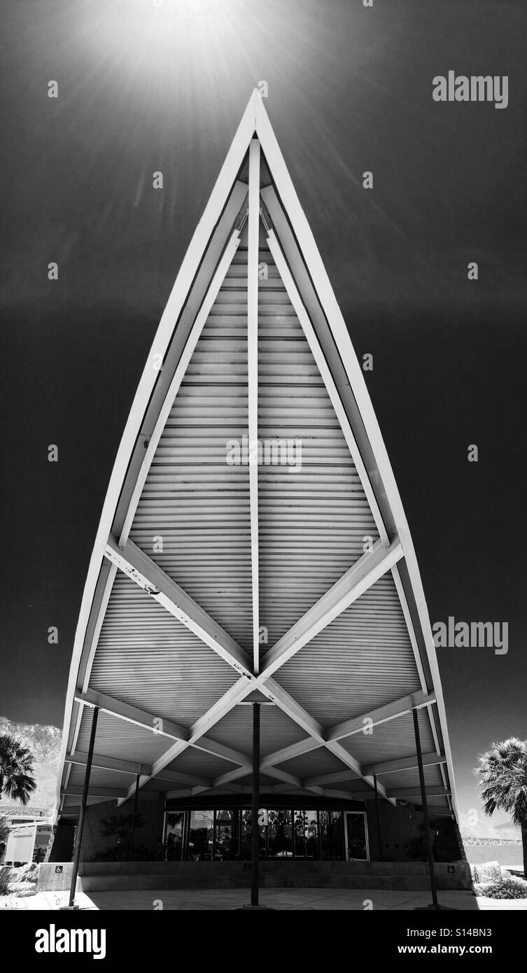A la mi-siècle modern ligne de toiture d'un bâtiment à Palm Springs Banque D'Images