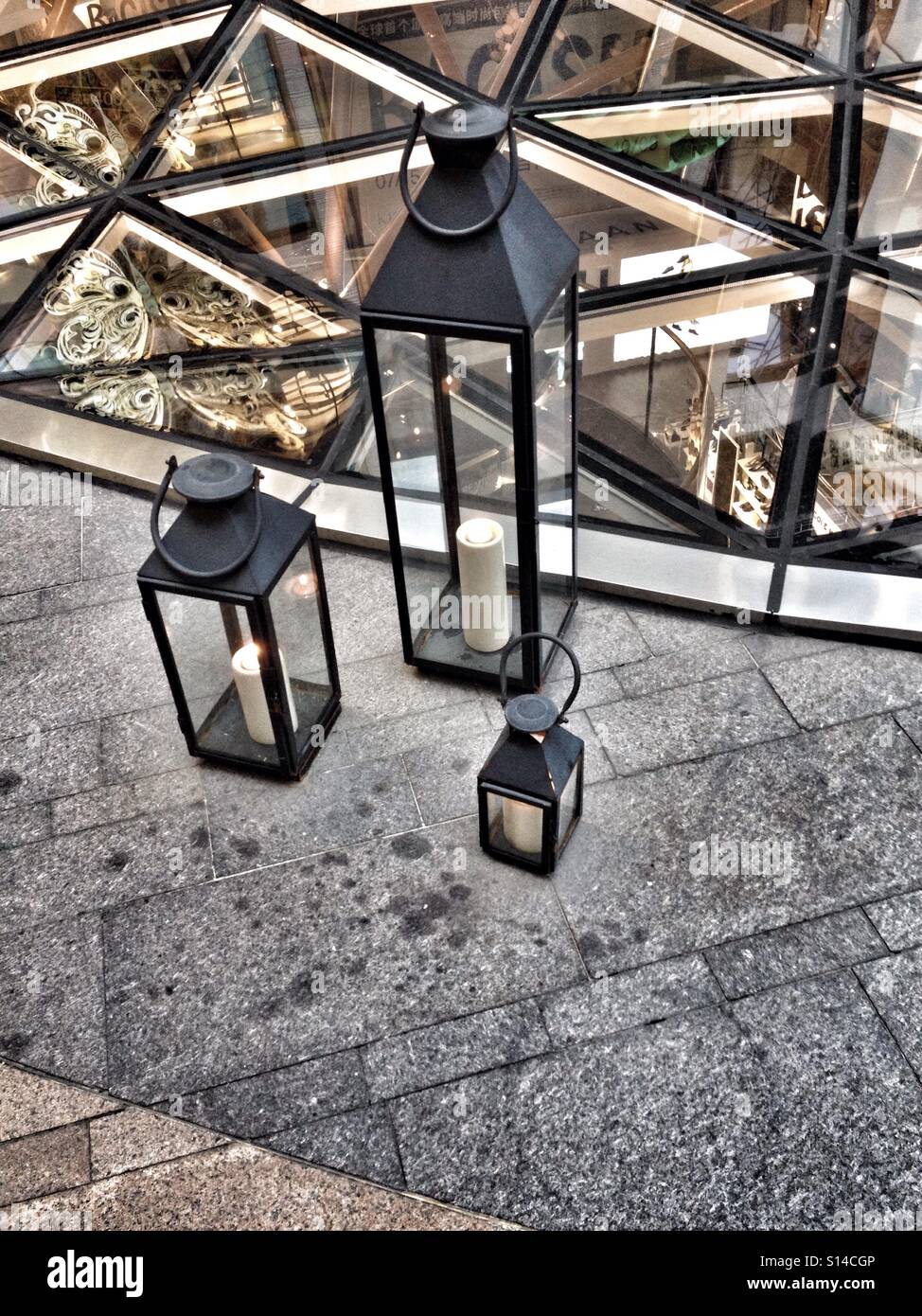 Petites, moyennes et grandes lanternes à bougie en verre noir avec le logement, en face de l'arrière-plan le dôme de Cristal Banque D'Images
