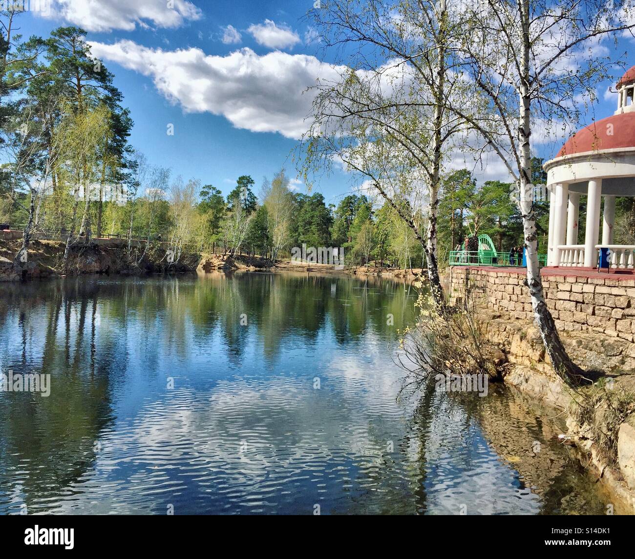 Beau paysage avec des arbres, belle bold ciel et l'eau calme Banque D'Images