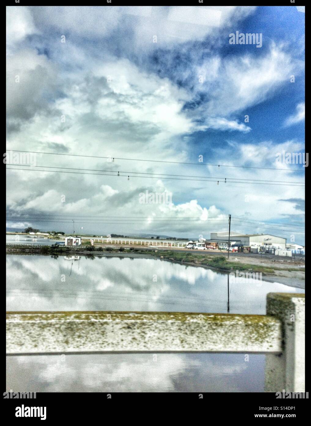 Salines et usine à Velddrif, Afrique du Sud. - Image de stock capturée avec un smartphone