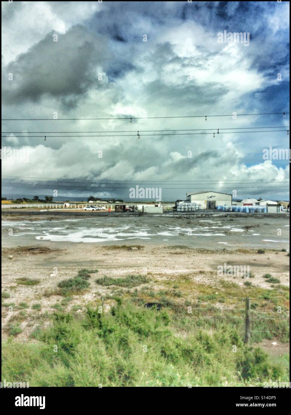 Salines et usine à Velddrif, Afrique du Sud. - Image de stock capturée avec un smartphone