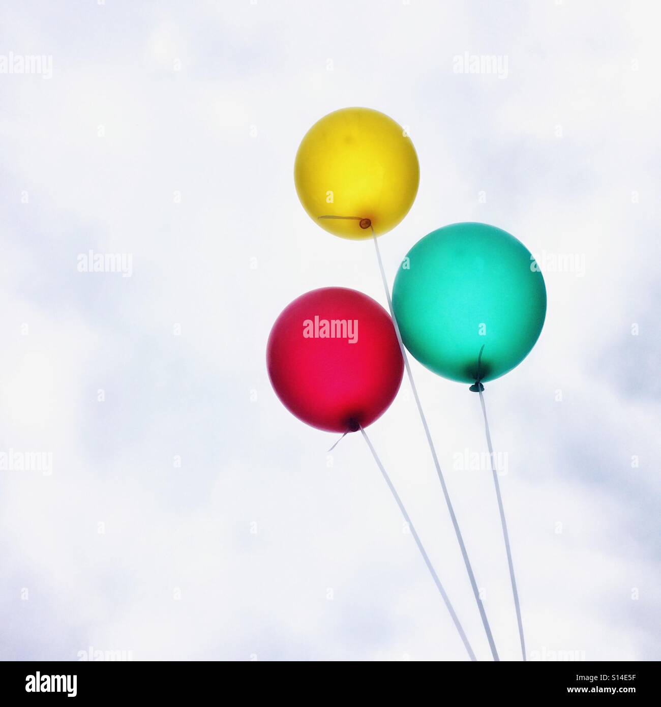 Trois ballons contre un ciel blanc Banque D'Images