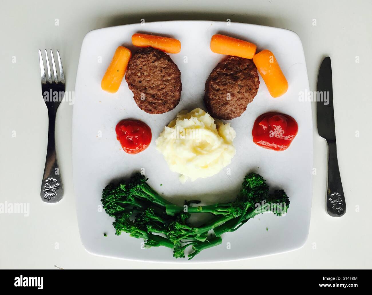 Repas des enfants en santé en forme de visage. Banque D'Images