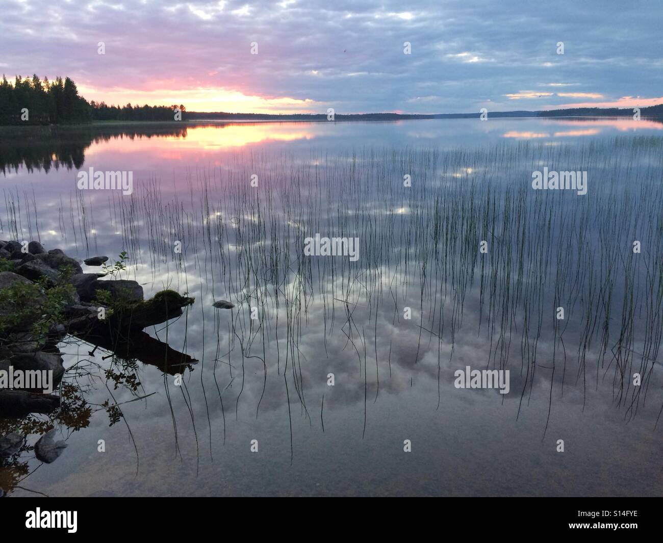 Lac de Finlande au coucher du soleil Banque D'Images