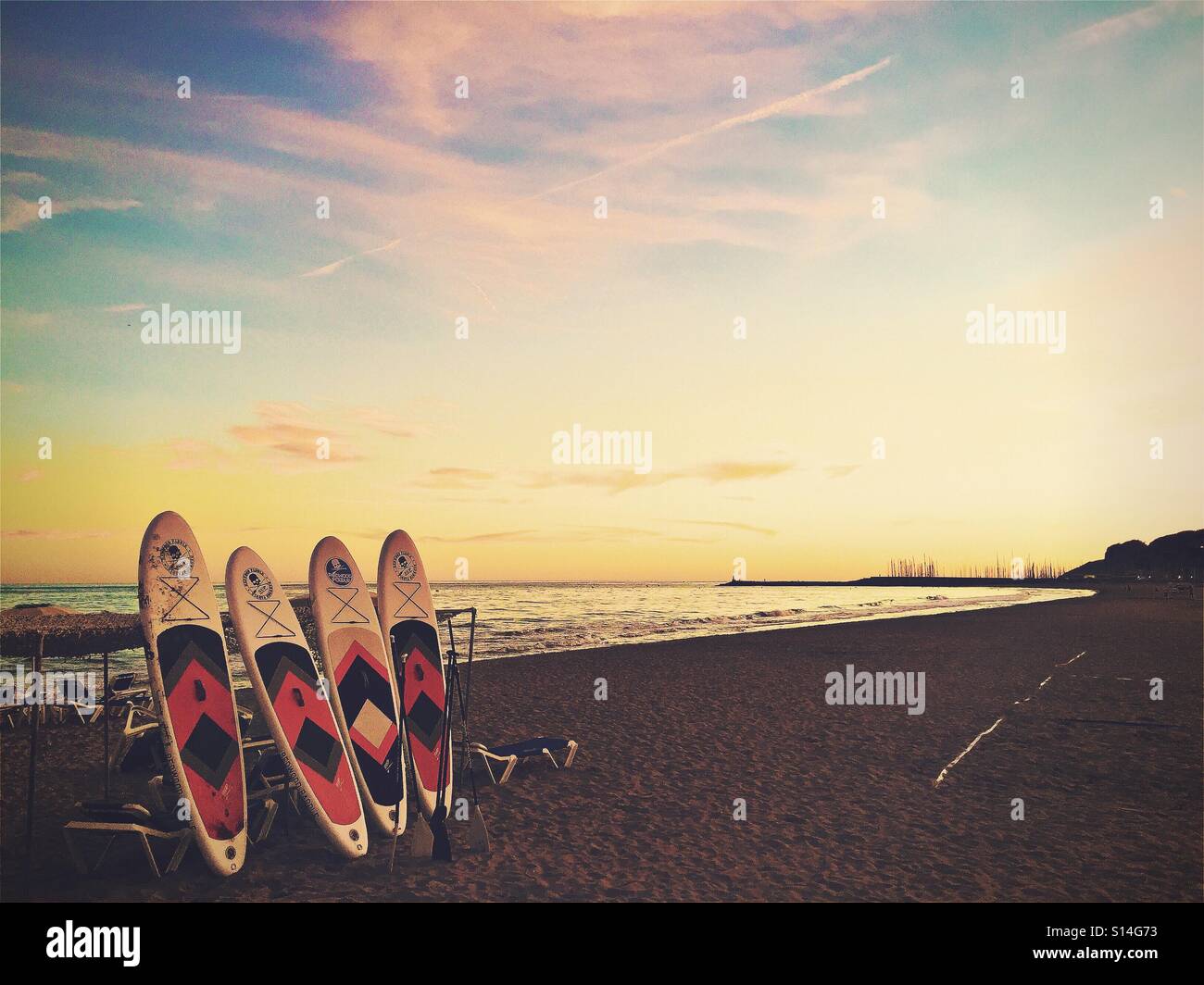 Coucher de soleil à la plage de Castelldefels, Barcelone. Espagne - Image de stock capturée avec un smartphone