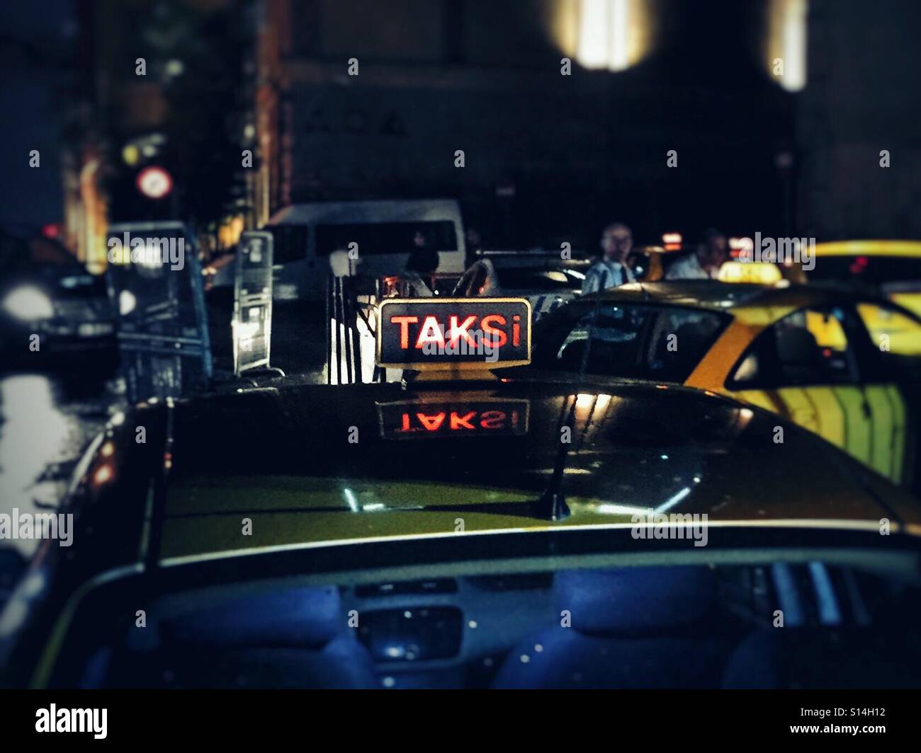 Taxi turc dans la circulation aux heures de pointe, Istanbul - Image de stock capturée avec un smartphone