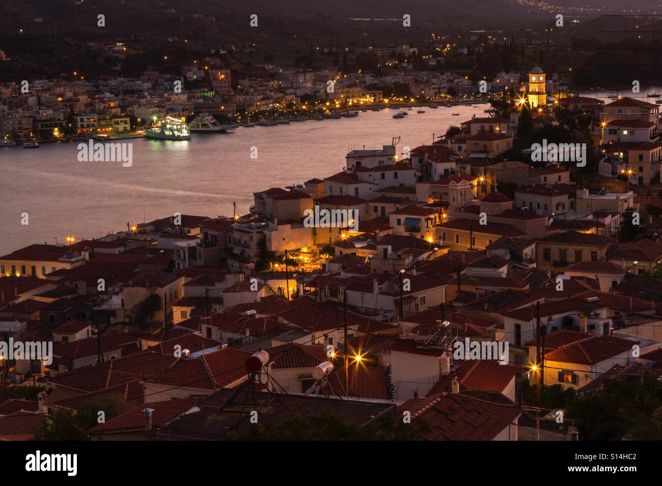 La ville de Poros par nuit, à l'île de Poros, Golfe de Saros, Préfecture du Pirée, Attique, Grèce. - Image de stock capturée avec un smartphone